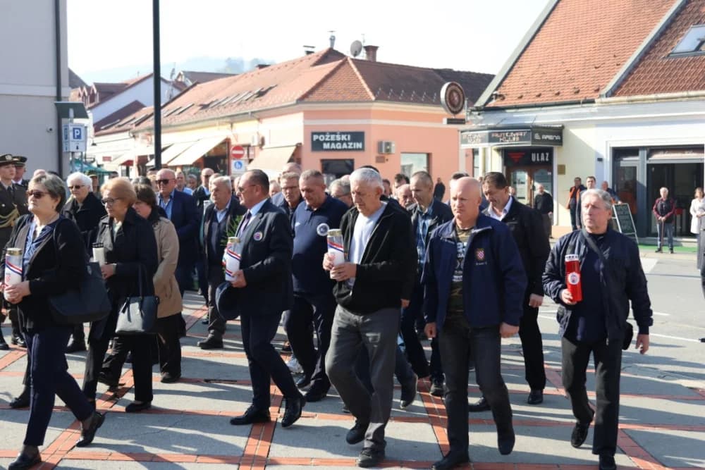 Kod spomen obilježja na Trgu 123. brigade odana dužna počast svim poginulima, nestalima i umrlima pripadnicima slavne vojne postrojbe