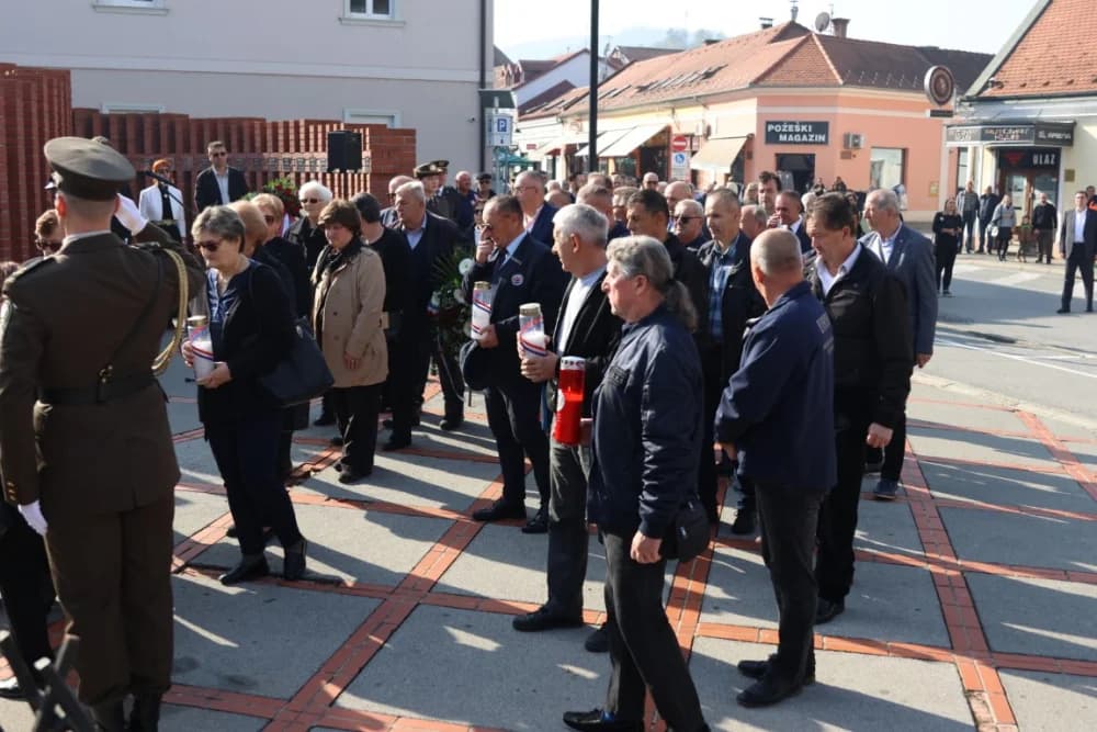 Kod spomen obilježja na Trgu 123. brigade odana dužna počast svim poginulima, nestalima i umrlima pripadnicima slavne vojne postrojbe