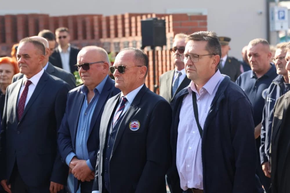 Kod spomen obilježja na Trgu 123. brigade odana dužna počast svim poginulima, nestalima i umrlima pripadnicima slavne vojne postrojbe
