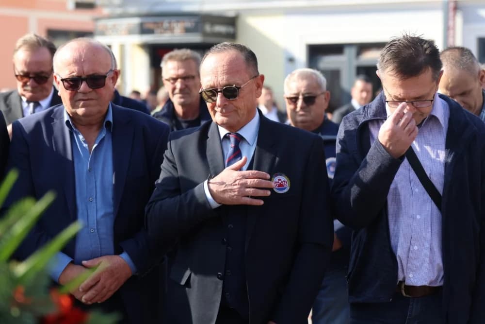 Kod spomen obilježja na Trgu 123. brigade odana dužna počast svim poginulima, nestalima i umrlima pripadnicima slavne vojne postrojbe