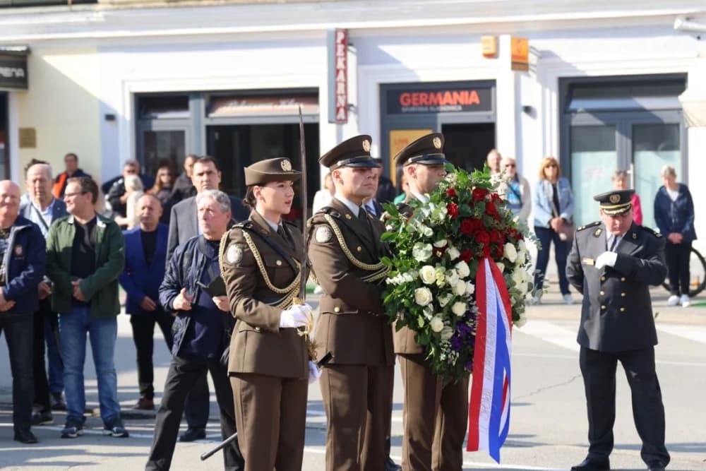 Kod spomen obilježja na Trgu 123. brigade odana dužna počast svim poginulima, nestalima i umrlima pripadnicima slavne vojne postrojbe