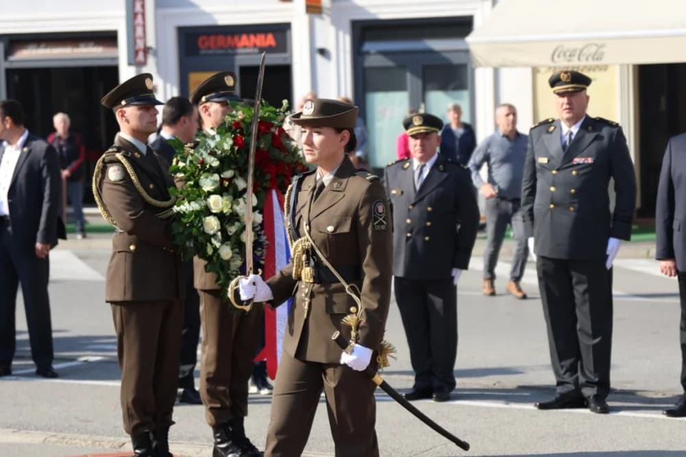 Kod spomen obilježja na Trgu 123. brigade odana dužna počast svim poginulima, nestalima i umrlima pripadnicima slavne vojne postrojbe