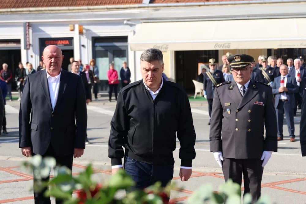 Kod spomen obilježja na Trgu 123. brigade odana dužna počast svim poginulima, nestalima i umrlima pripadnicima slavne vojne postrojbe