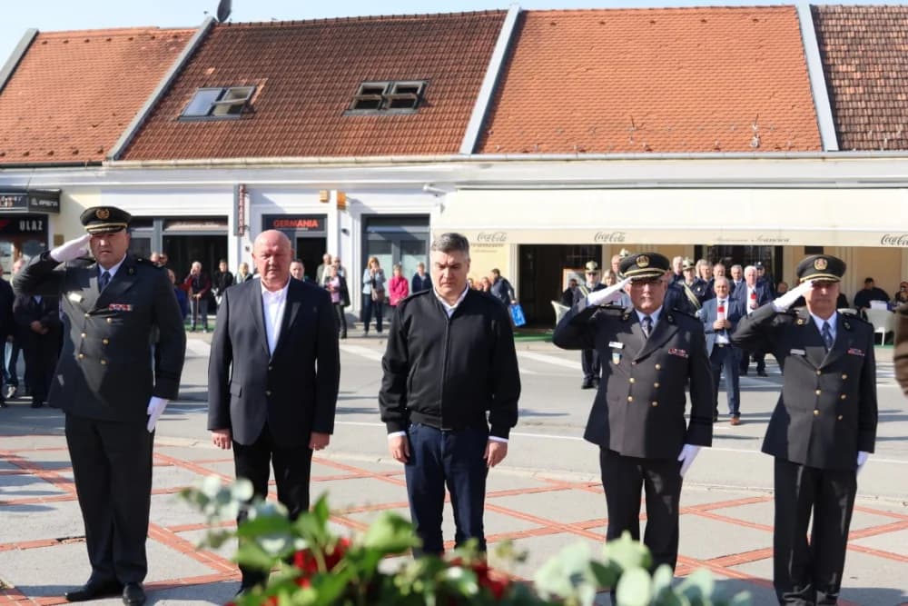 Kod spomen obilježja na Trgu 123. brigade odana dužna počast svim poginulima, nestalima i umrlima pripadnicima slavne vojne postrojbe