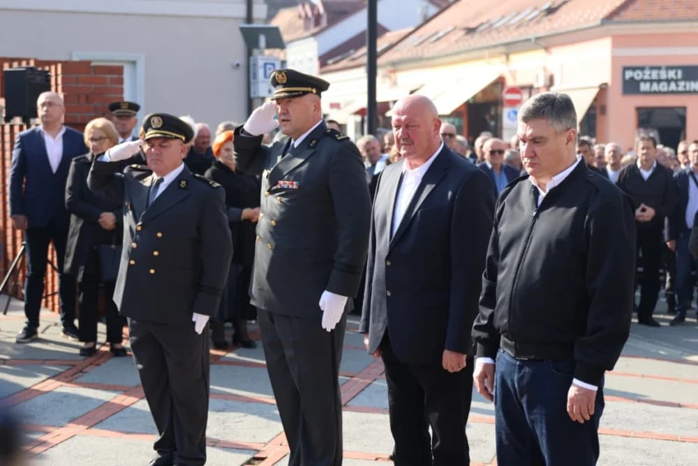 Kod spomen obilježja na Trgu 123. brigade odana dužna počast svim poginulima, nestalima i umrlima pripadnicima slavne vojne postrojbe