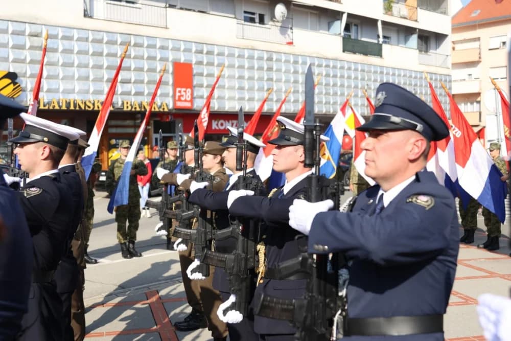 Kod spomen obilježja na Trgu 123. brigade odana dužna počast svim poginulima, nestalima i umrlima pripadnicima slavne vojne postrojbe