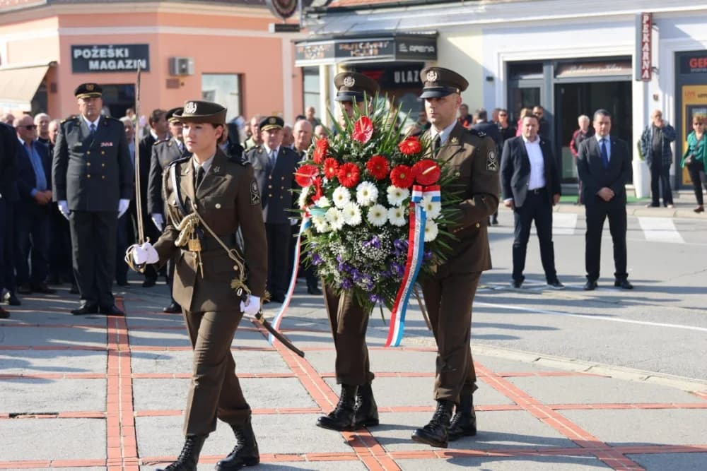 Kod spomen obilježja na Trgu 123. brigade odana dužna počast svim poginulima, nestalima i umrlima pripadnicima slavne vojne postrojbe