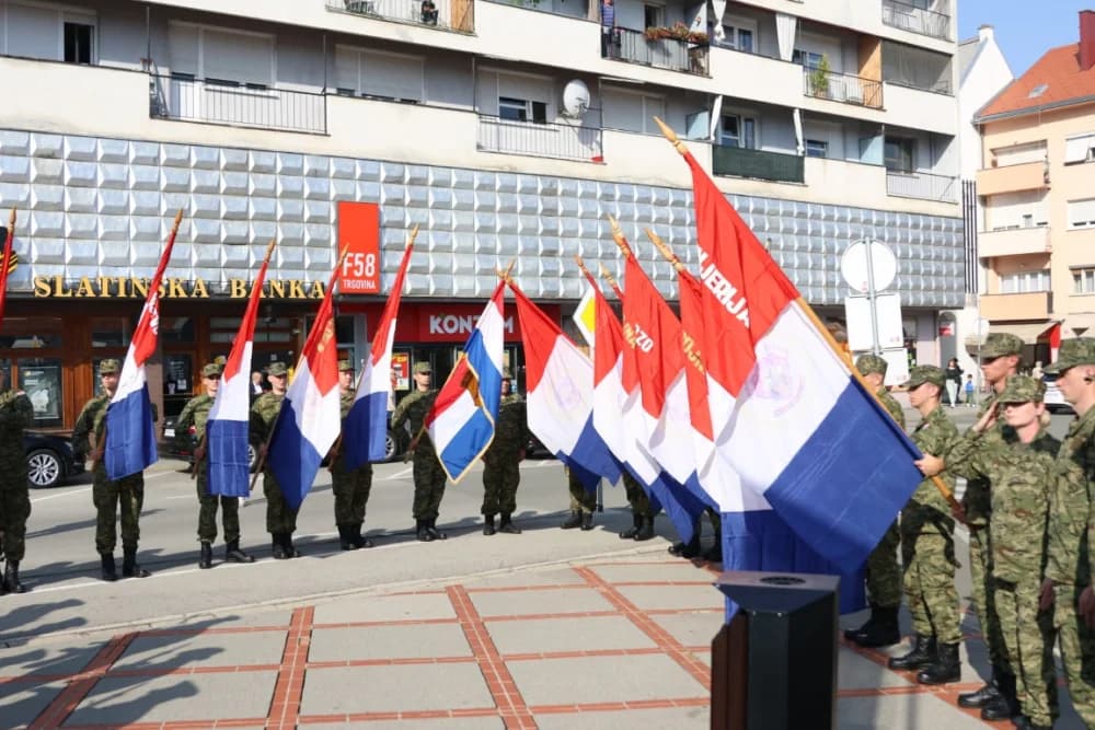 Kod spomen obilježja na Trgu 123. brigade odana dužna počast svim poginulima, nestalima i umrlima pripadnicima slavne vojne postrojbe