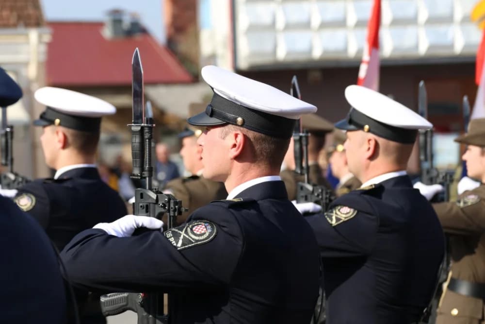 Kod spomen obilježja na Trgu 123. brigade odana dužna počast svim poginulima, nestalima i umrlima pripadnicima slavne vojne postrojbe