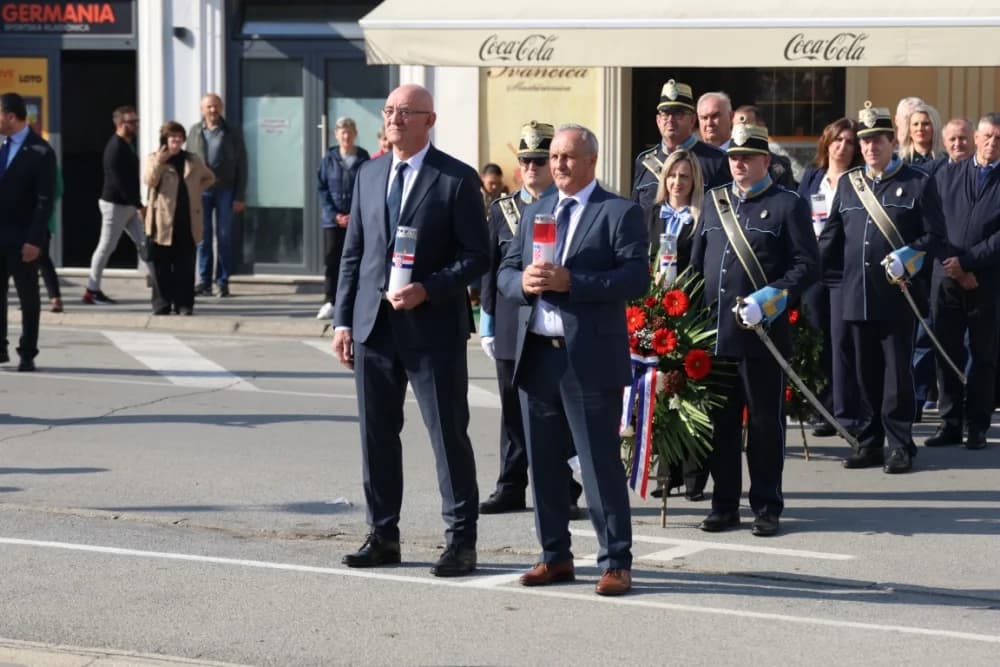 Kod spomen obilježja na Trgu 123. brigade odana dužna počast svim poginulima, nestalima i umrlima pripadnicima slavne vojne postrojbe