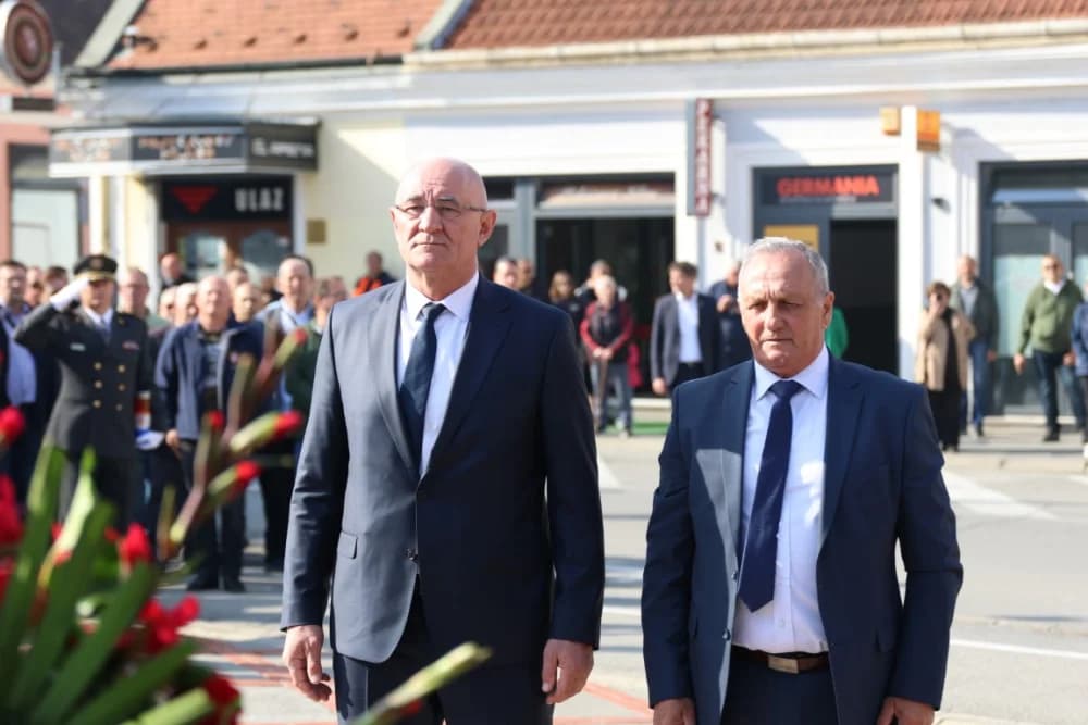 Kod spomen obilježja na Trgu 123. brigade odana dužna počast svim poginulima, nestalima i umrlima pripadnicima slavne vojne postrojbe