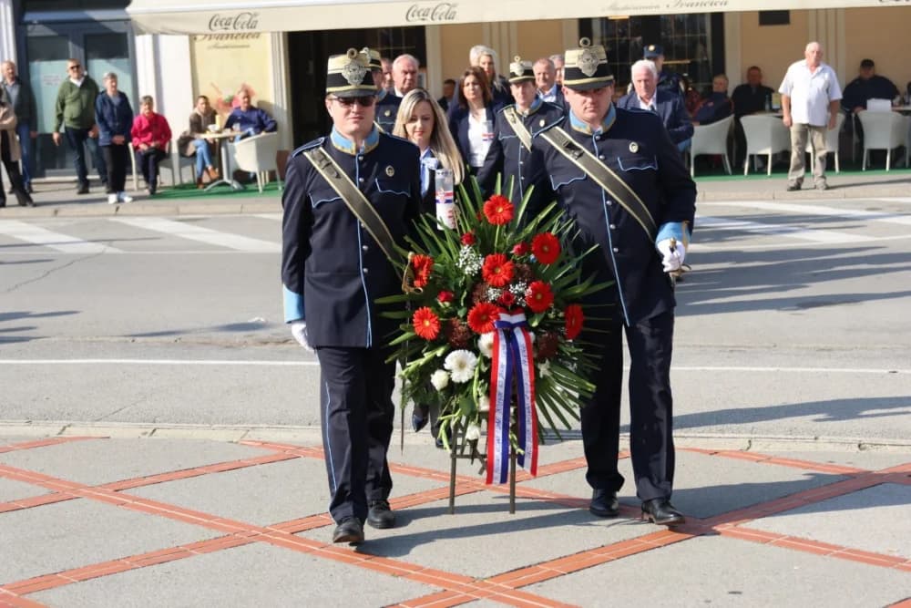 Kod spomen obilježja na Trgu 123. brigade odana dužna počast svim poginulima, nestalima i umrlima pripadnicima slavne vojne postrojbe