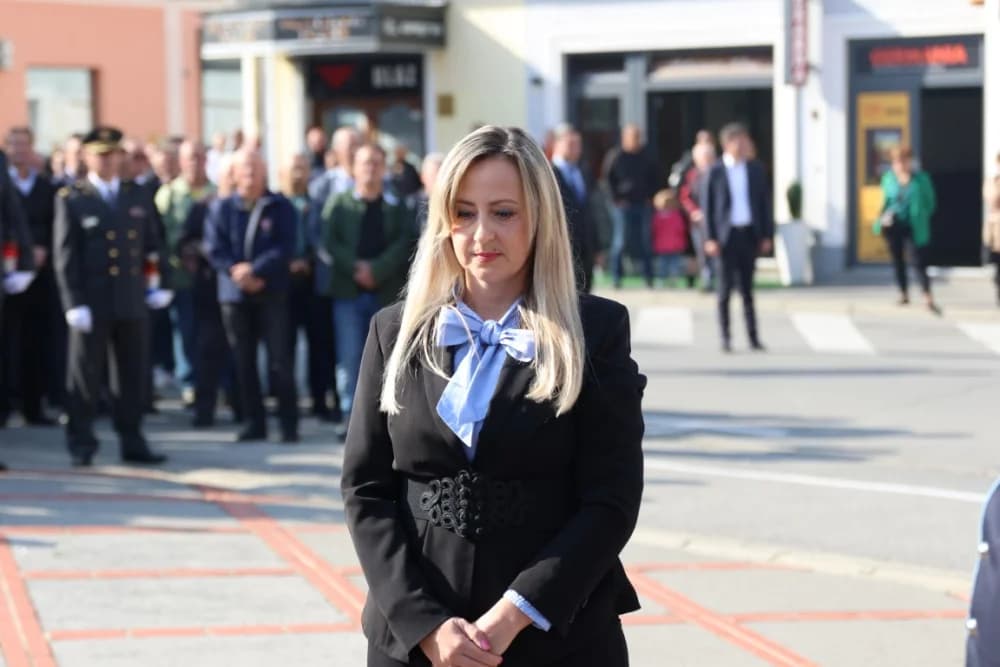Kod spomen obilježja na Trgu 123. brigade odana dužna počast svim poginulima, nestalima i umrlima pripadnicima slavne vojne postrojbe