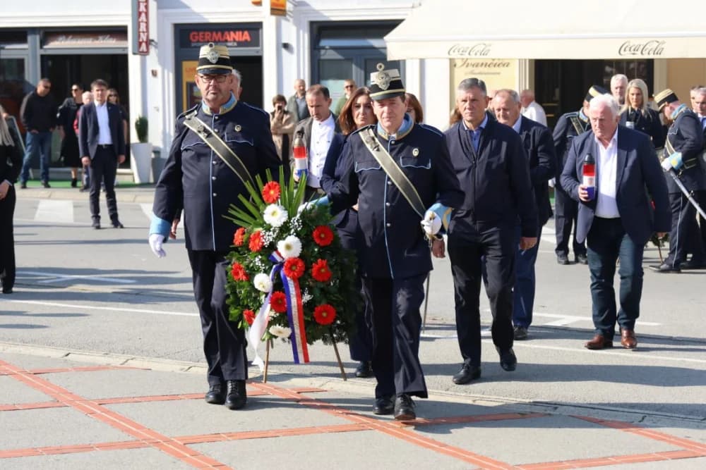 Kod spomen obilježja na Trgu 123. brigade odana dužna počast svim poginulima, nestalima i umrlima pripadnicima slavne vojne postrojbe