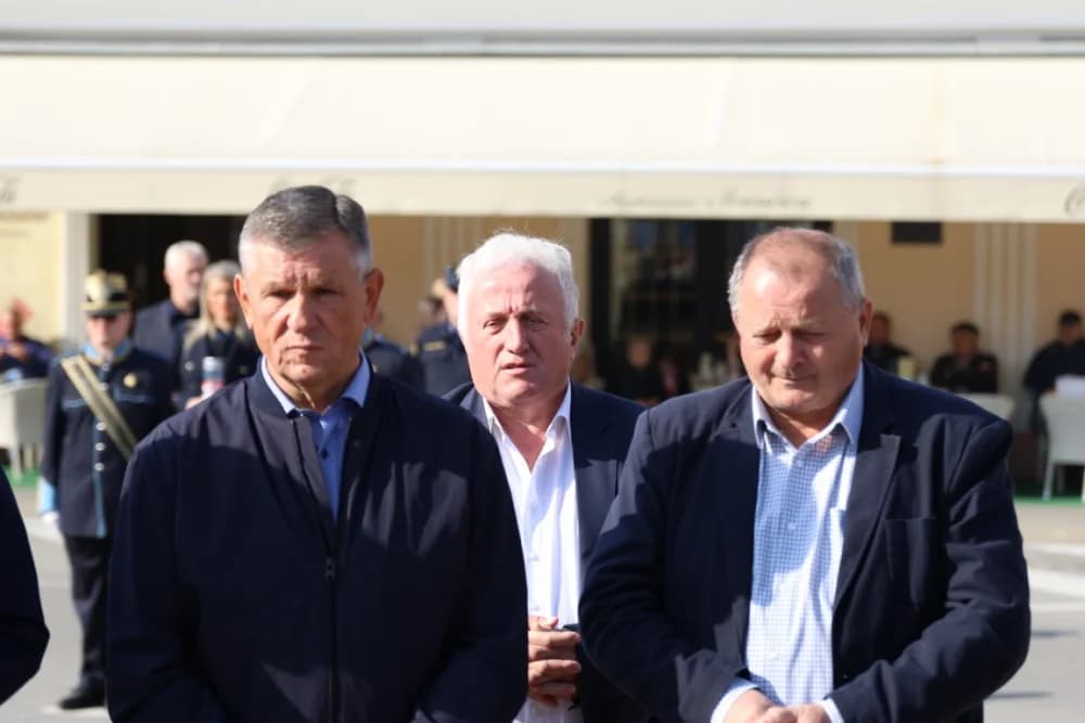 Kod spomen obilježja na Trgu 123. brigade odana dužna počast svim poginulima, nestalima i umrlima pripadnicima slavne vojne postrojbe