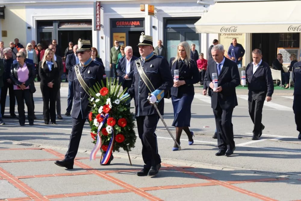 Kod spomen obilježja na Trgu 123. brigade odana dužna počast svim poginulima, nestalima i umrlima pripadnicima slavne vojne postrojbe