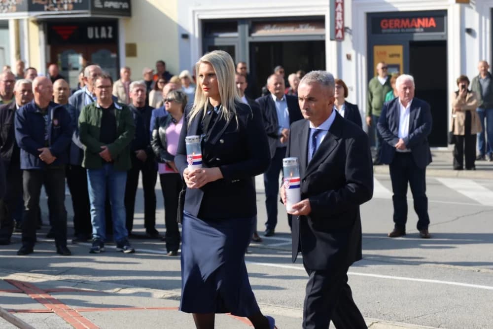 Kod spomen obilježja na Trgu 123. brigade odana dužna počast svim poginulima, nestalima i umrlima pripadnicima slavne vojne postrojbe