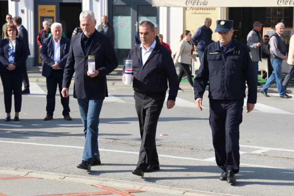 Kod spomen obilježja na Trgu 123. brigade odana dužna počast svim poginulima, nestalima i umrlima pripadnicima slavne vojne postrojbe