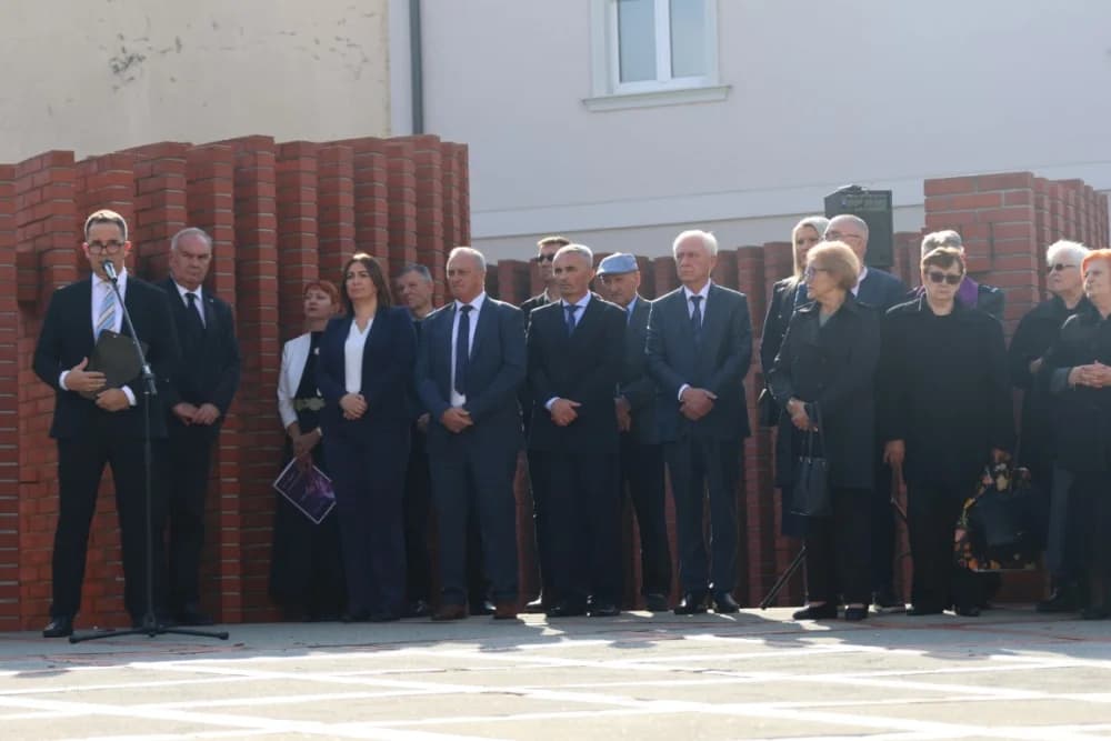 Kod spomen obilježja na Trgu 123. brigade odana dužna počast svim poginulima, nestalima i umrlima pripadnicima slavne vojne postrojbe