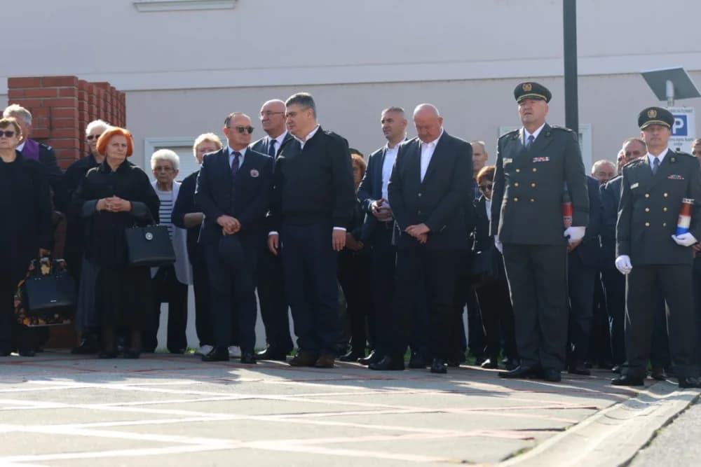 Kod spomen obilježja na Trgu 123. brigade odana dužna počast svim poginulima, nestalima i umrlima pripadnicima slavne vojne postrojbe