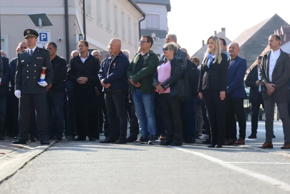 Kod spomen obilježja na Trgu 123. brigade odana dužna počast svim poginulima, nestalima i umrlima pripadnicima slavne vojne postrojbe