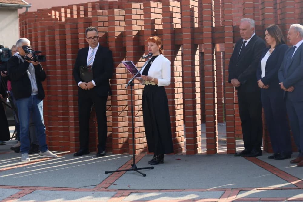 Kod spomen obilježja na Trgu 123. brigade odana dužna počast svim poginulima, nestalima i umrlima pripadnicima slavne vojne postrojbe