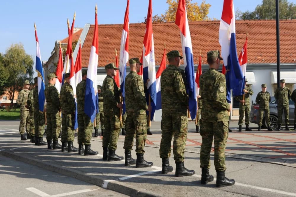 Kod spomen obilježja na Trgu 123. brigade odana dužna počast svim poginulima, nestalima i umrlima pripadnicima slavne vojne postrojbe