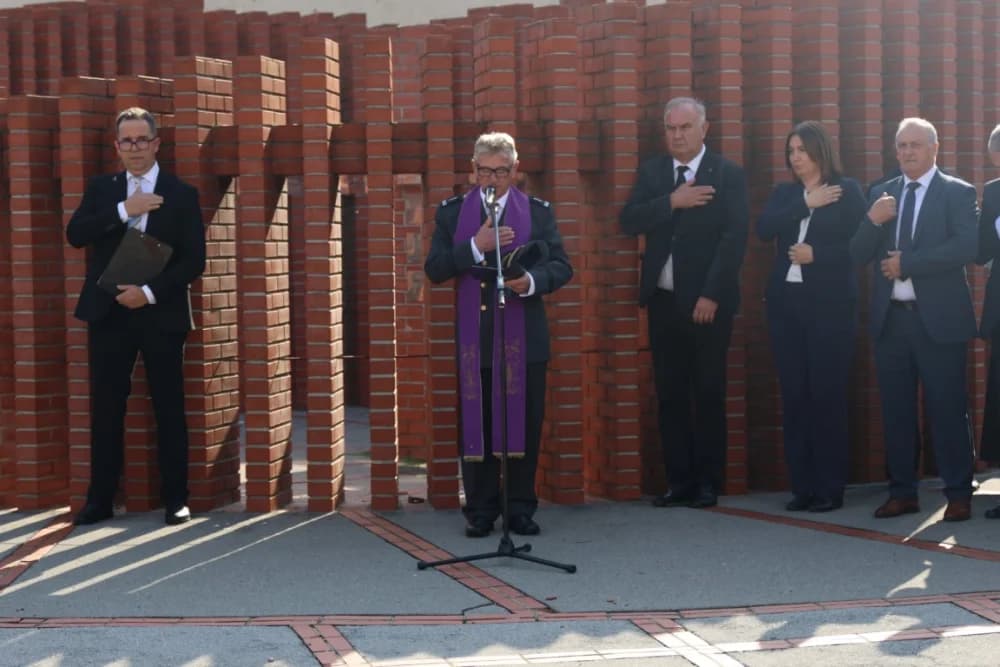 Kod spomen obilježja na Trgu 123. brigade odana dužna počast svim poginulima, nestalima i umrlima pripadnicima slavne vojne postrojbe