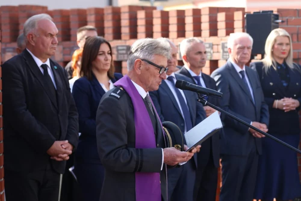 Kod spomen obilježja na Trgu 123. brigade odana dužna počast svim poginulima, nestalima i umrlima pripadnicima slavne vojne postrojbe