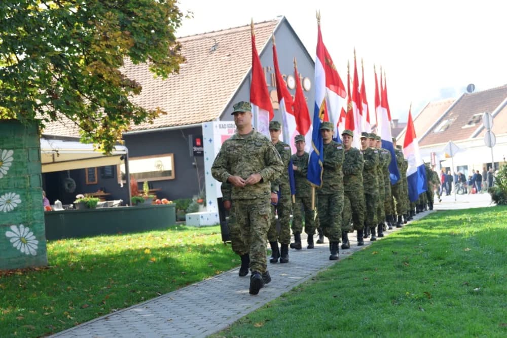 Kod spomen obilježja na Trgu 123. brigade odana dužna počast svim poginulima, nestalima i umrlima pripadnicima slavne vojne postrojbe