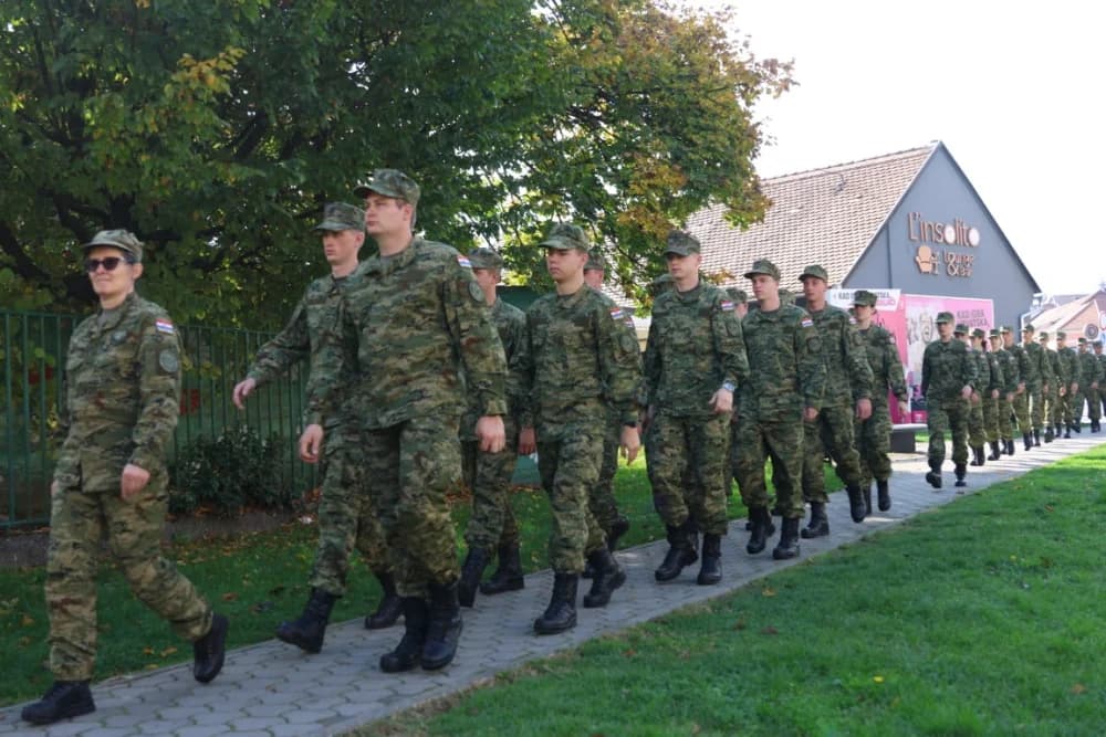 Kod spomen obilježja na Trgu 123. brigade odana dužna počast svim poginulima, nestalima i umrlima pripadnicima slavne vojne postrojbe