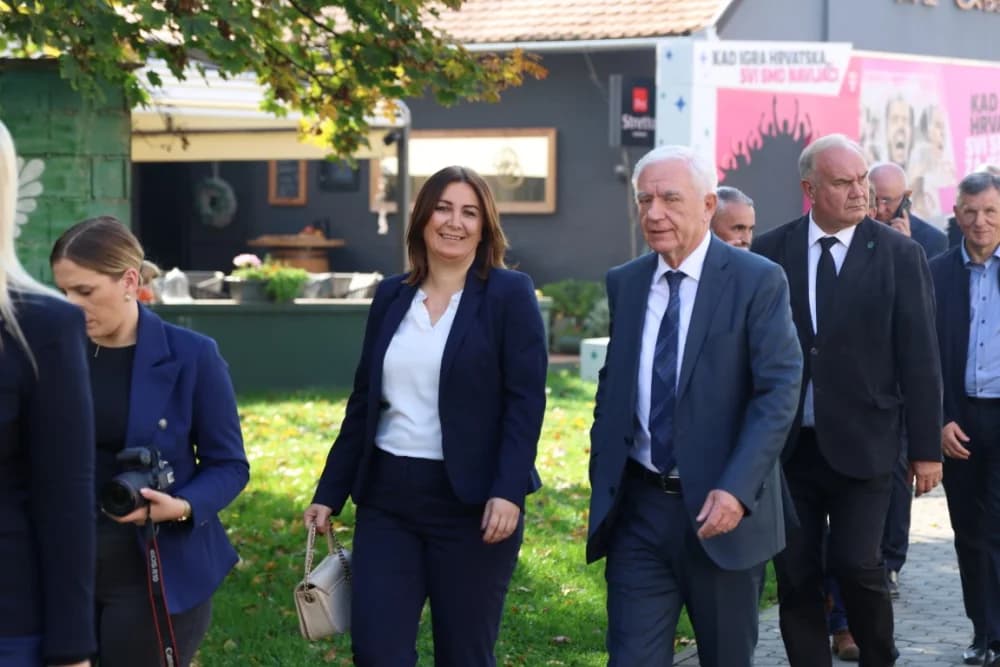 Kod spomen obilježja na Trgu 123. brigade odana dužna počast svim poginulima, nestalima i umrlima pripadnicima slavne vojne postrojbe