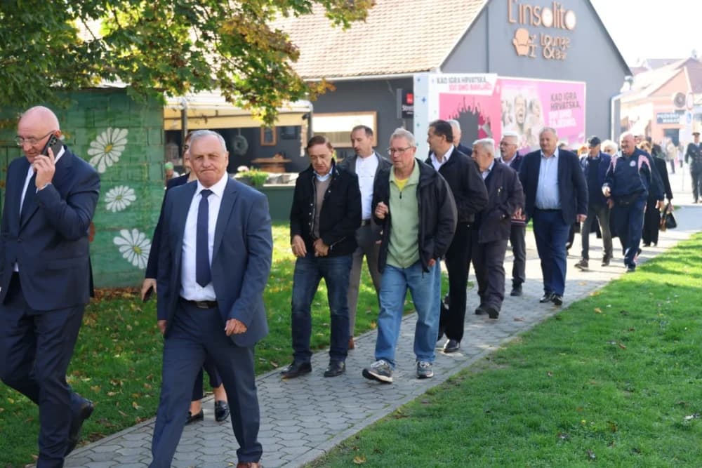 Kod spomen obilježja na Trgu 123. brigade odana dužna počast svim poginulima, nestalima i umrlima pripadnicima slavne vojne postrojbe
