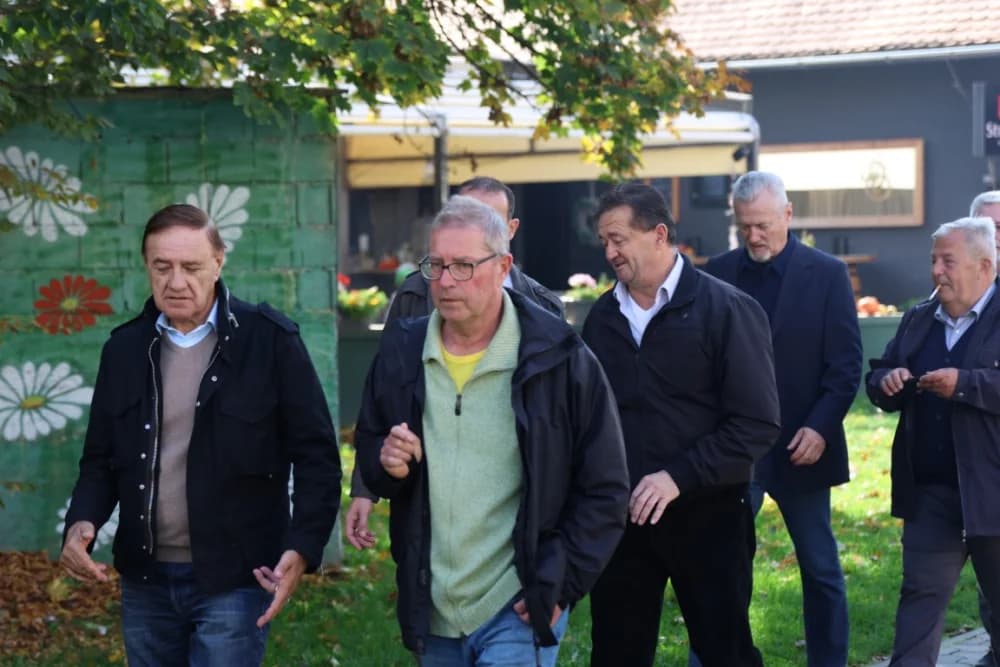 Kod spomen obilježja na Trgu 123. brigade odana dužna počast svim poginulima, nestalima i umrlima pripadnicima slavne vojne postrojbe