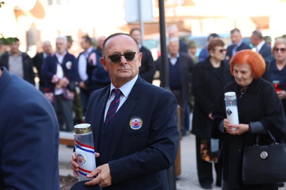 Kod spomen obilježja na Trgu 123. brigade odana dužna počast svim poginulima, nestalima i umrlima pripadnicima slavne vojne postrojbe