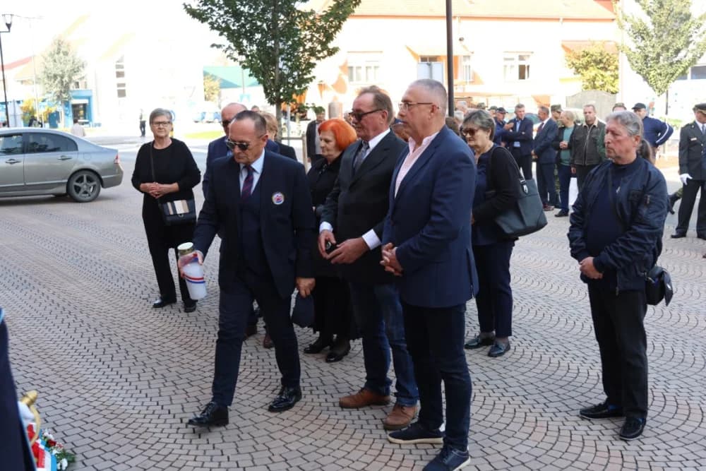 Kod spomen obilježja na Trgu 123. brigade odana dužna počast svim poginulima, nestalima i umrlima pripadnicima slavne vojne postrojbe