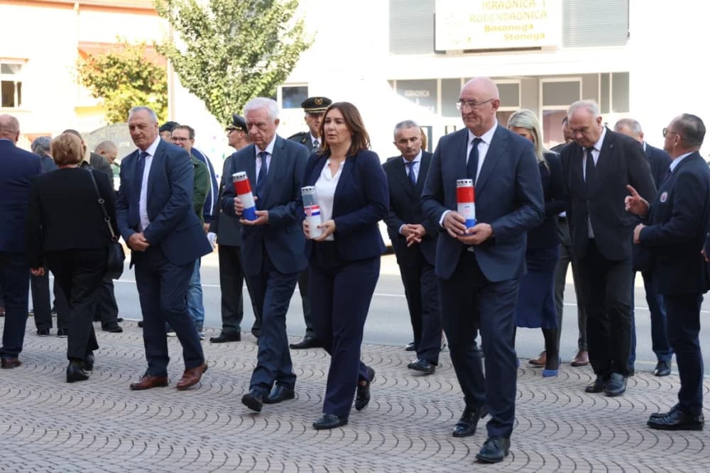 Kod spomen obilježja na Trgu 123. brigade odana dužna počast svim poginulima, nestalima i umrlima pripadnicima slavne vojne postrojbe
