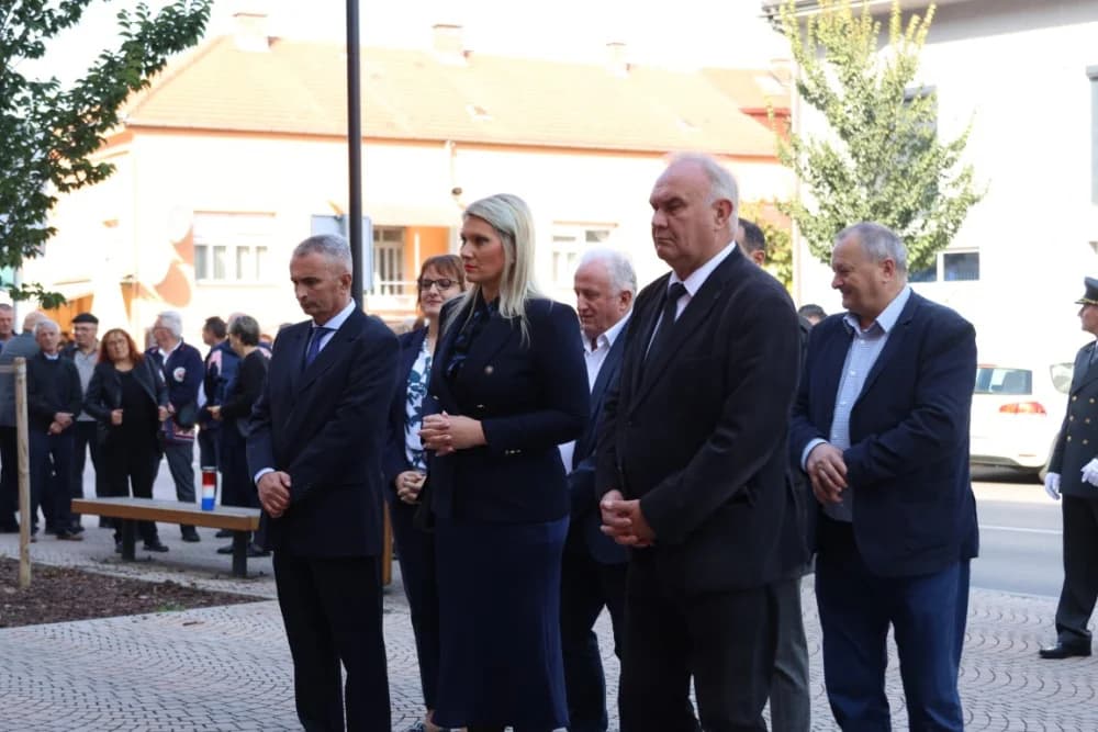 Kod spomen obilježja na Trgu 123. brigade odana dužna počast svim poginulima, nestalima i umrlima pripadnicima slavne vojne postrojbe