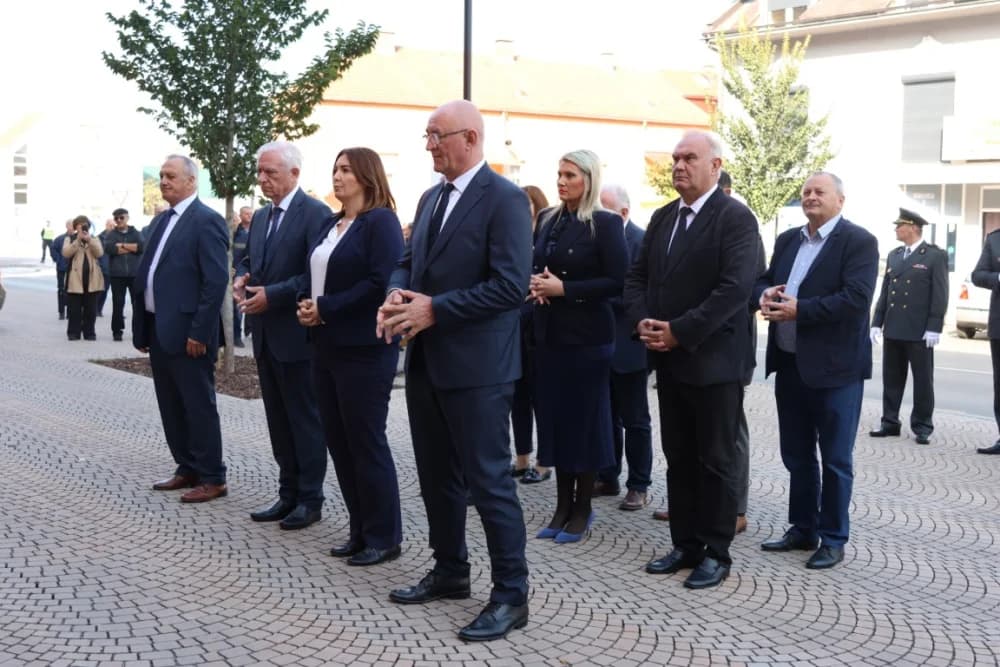 Kod spomen obilježja na Trgu 123. brigade odana dužna počast svim poginulima, nestalima i umrlima pripadnicima slavne vojne postrojbe
