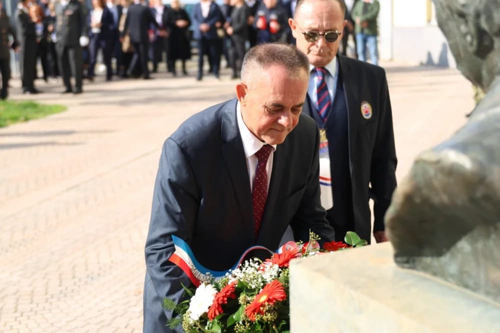 Kod spomen obilježja na Trgu 123. brigade odana dužna počast svim poginulima, nestalima i umrlima pripadnicima slavne vojne postrojbe