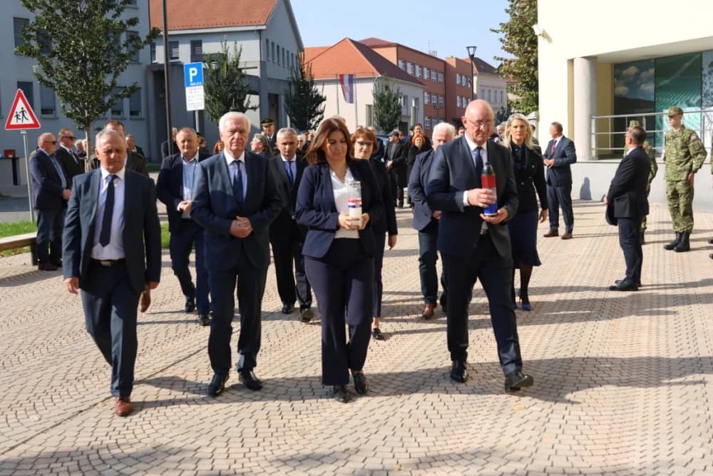 Kod spomen obilježja na Trgu 123. brigade odana dužna počast svim poginulima, nestalima i umrlima pripadnicima slavne vojne postrojbe
