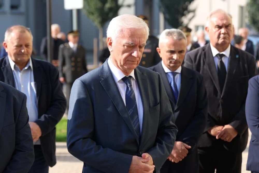 Kod spomen obilježja na Trgu 123. brigade odana dužna počast svim poginulima, nestalima i umrlima pripadnicima slavne vojne postrojbe