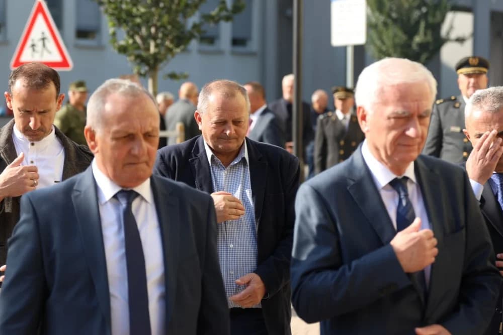 Kod spomen obilježja na Trgu 123. brigade odana dužna počast svim poginulima, nestalima i umrlima pripadnicima slavne vojne postrojbe