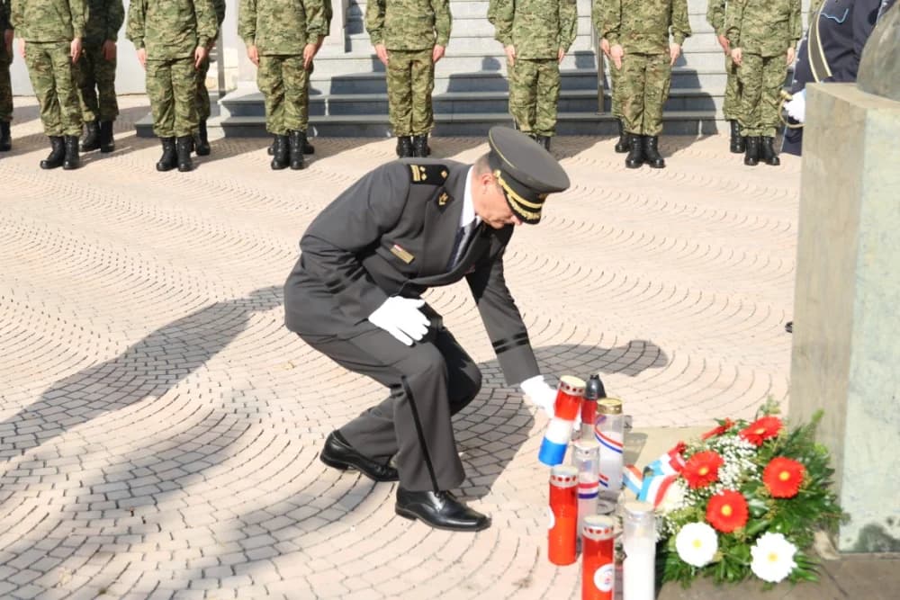 Kod spomen obilježja na Trgu 123. brigade odana dužna počast svim poginulima, nestalima i umrlima pripadnicima slavne vojne postrojbe