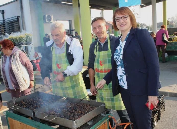 GRADSKA TRŽNICA PLETERNICA: Održane manifestacije Jesenski sajam, 17. Kestenijada i Sajam cvijeća