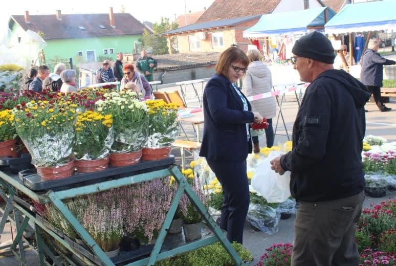 GRADSKA TRŽNICA PLETERNICA: Održane manifestacije Jesenski sajam, 17. Kestenijada i Sajam cvijeća
