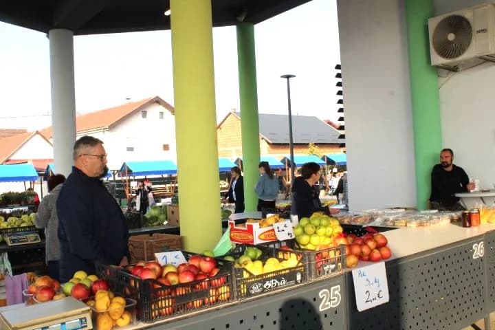GRADSKA TRŽNICA PLETERNICA: Održane manifestacije Jesenski sajam, 17. Kestenijada i Sajam cvijeća