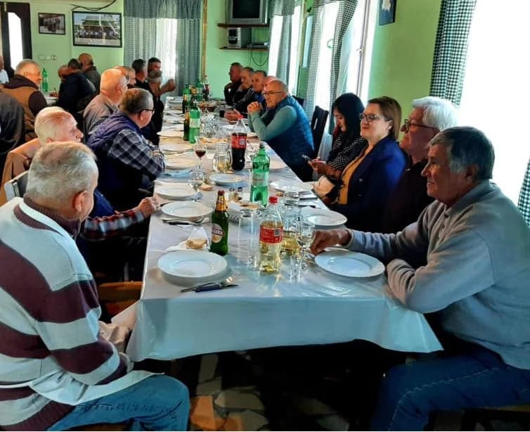 Željezničari umirovljenici proslavili 130. godišnjicu željeznice u Pleternici