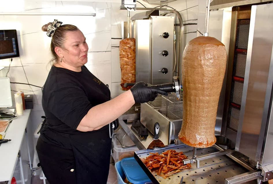Raznovrsne i slasne delicije u novom FAST FOOD-u u Požegi: Kebab, burgeri, pohana pileća krilca…