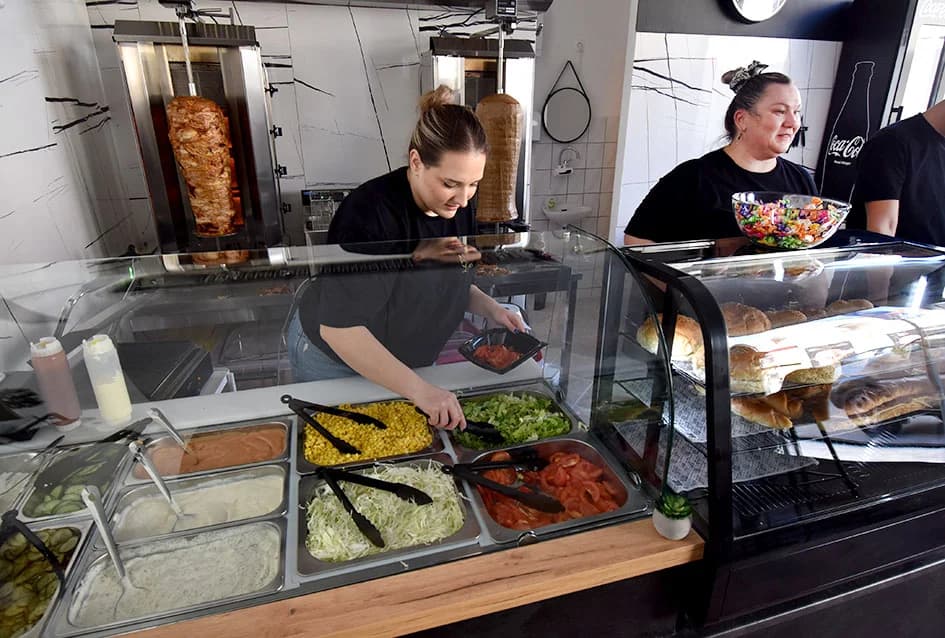 Raznovrsne i slasne delicije u novom FAST FOOD-u u Požegi: Kebab, burgeri, pohana pileća krilca…